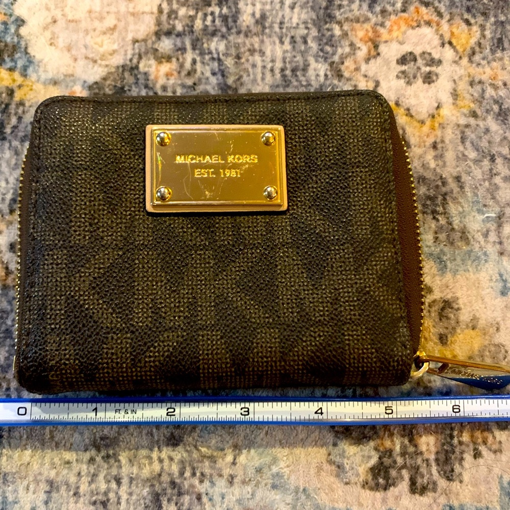 Michael Kors Brown Wallet with Gold Plate
*******AUTHENTIC******